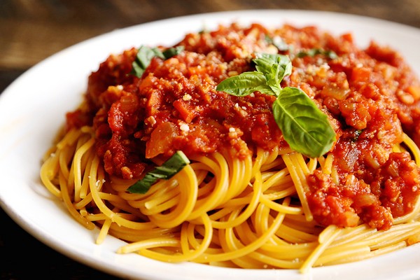 Una receta de pasta con carne de cerdo con fotos por turnos. ¿Qué delicioso es cocinar pasta con carne de cerdo?