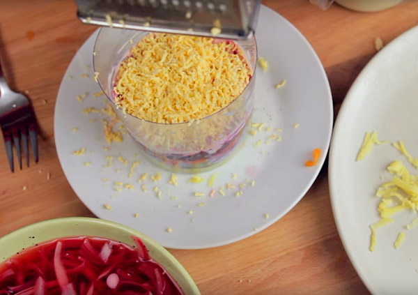 Receta de arenque bajo el abrigo de piel para Año Nuevo en casa - clásico, rollo, con manzana paso a paso