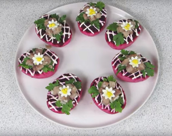 Receta de arenque bajo el abrigo de piel para Año Nuevo en casa - clásico, rollo, con manzana paso a paso