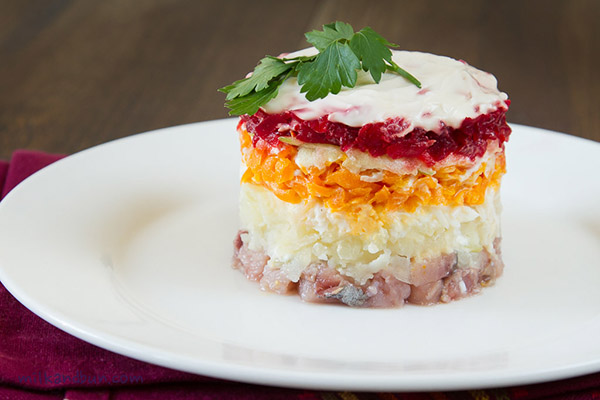 Receta de arenque bajo el abrigo de piel para Año Nuevo en casa - clásico, rollo, con manzana paso a paso