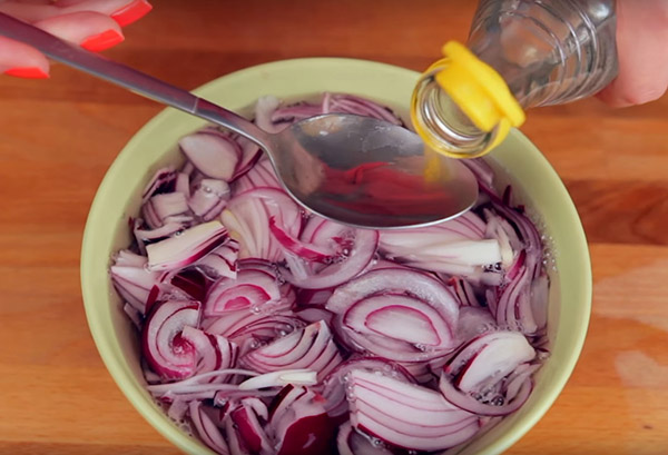 Receta de arenque bajo el abrigo de piel para Año Nuevo en casa - clásico, rollo, con manzana paso a paso