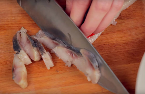 Receta de arenque bajo el abrigo de piel para Año Nuevo en casa - clásico, rollo, con manzana paso a paso