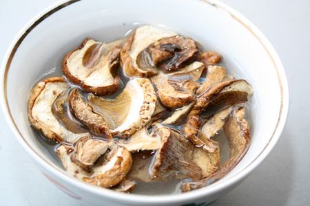 La receta para la sopa de hongos secos, sus propiedades útiles