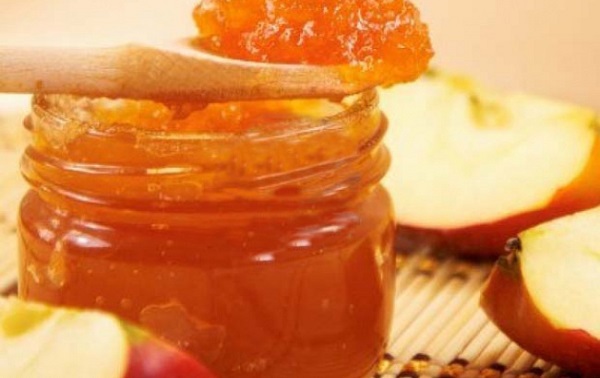Atasco de manzanas con limón y naranja en un multivark