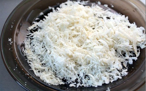 Cortar la cebolla y el filete de pollo