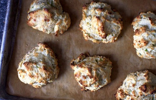 Snack galletas con cebolla y queso 
