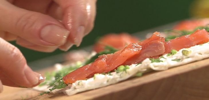 Snack delicioso y rápido - rollos de lavash con pescado