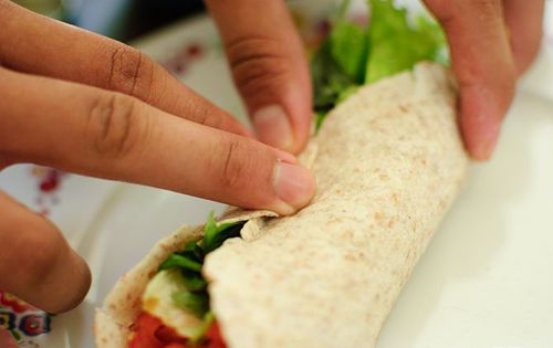 Snack delicioso y rápido - rollos de lavash con pescado