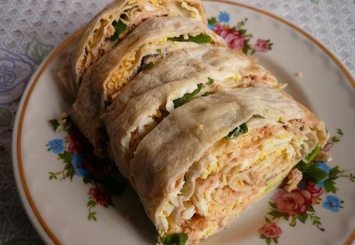 Snack delicioso y rápido - rollos de lavash con pescado