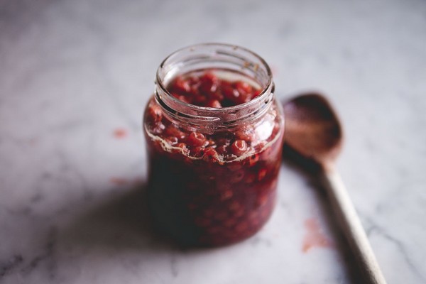 Rowan para el invierno: recetas de palanquilla del chokeberry rojo y negro habitual