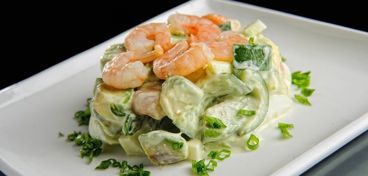 Ensalada de aguacate con gambas