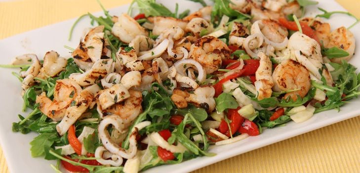Ensalada de aguacate y calamar