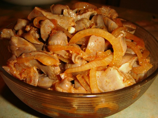 Ensalada de estómagos de pollo