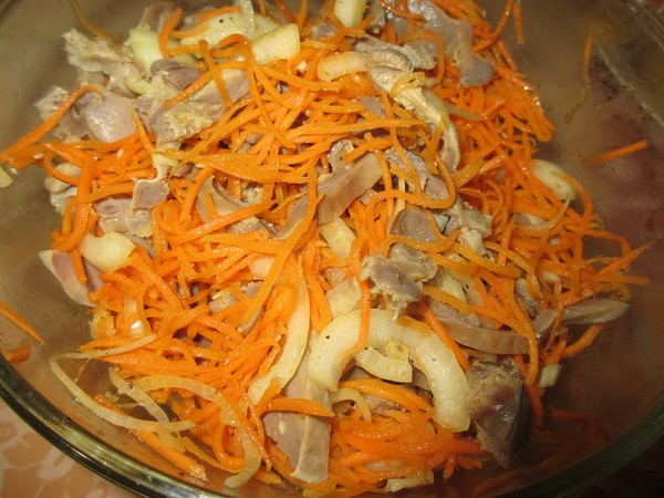 Ensalada de estómagos de pollo