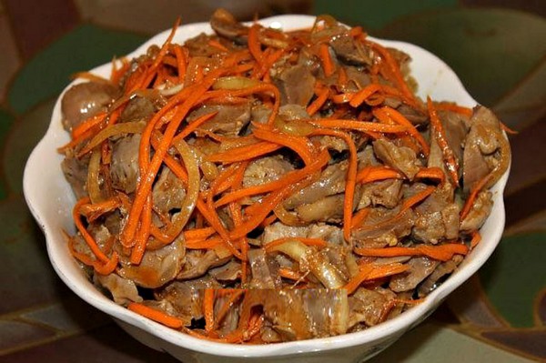 Ensalada de estómagos de pollo