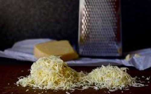 Frote el queso en el rallador 