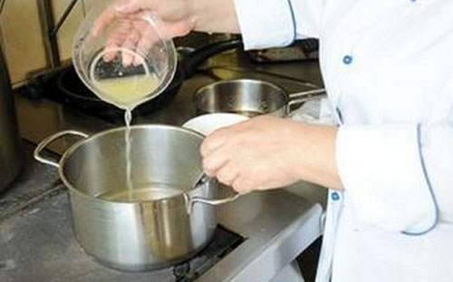 Exprime el jugo de los limones