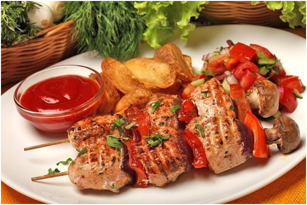 pinchos en un plato