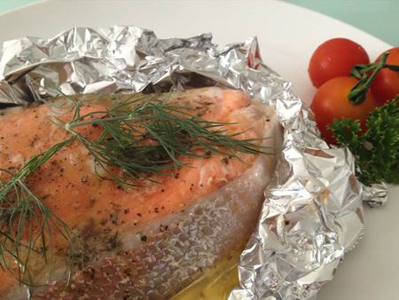 Salmón al horno en un horno con miel y mostaza