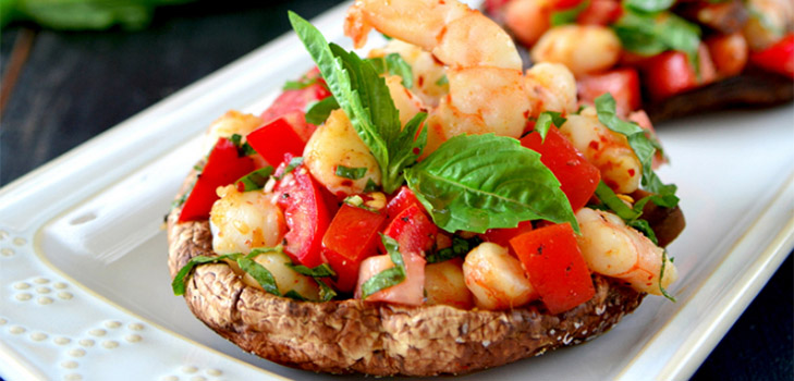 Champiñones a la parrilla con relleno de tomate y camarones, deliciosa receta