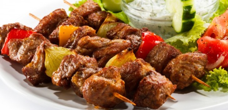 pinchos en un plato