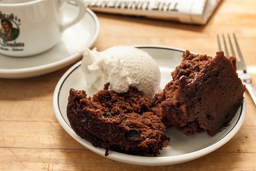 Pastel de chocolate en el multivarquet: una deliciosa y rápida receta de cupcake con una foto