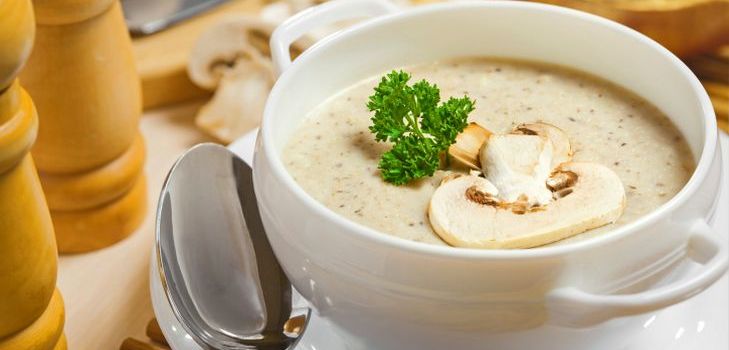 La sopa de champiñones es un excelente plato para una mesa informal