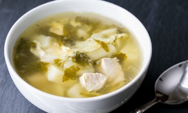 Sopa verde de acedera