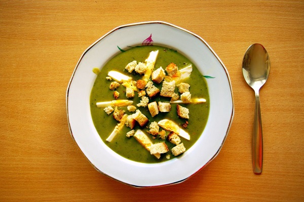 Sopa verde de acedera