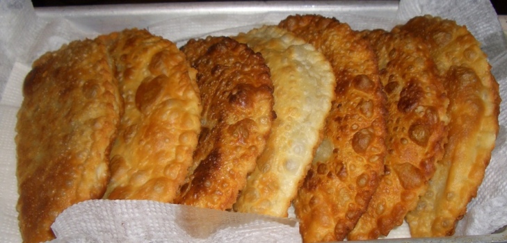 chebureks en un plato