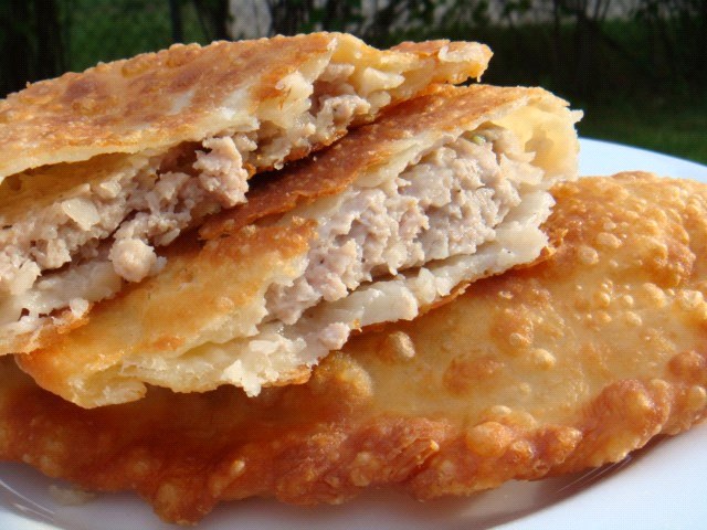 chebureks en agua hirviendo