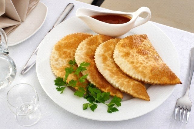 chebureks en la mesa