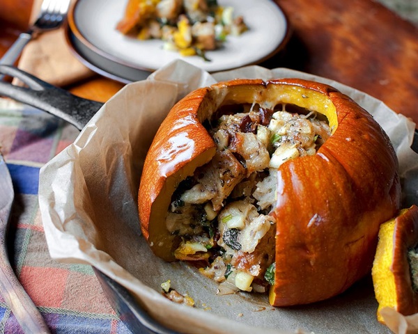 Calabaza en el horno, rellena o al horno con trozos de carne, pollo, carne picada: Calabaza dulce con miel, manzanas, queso cottage - paso a paso con las recetas de la foto para el horno