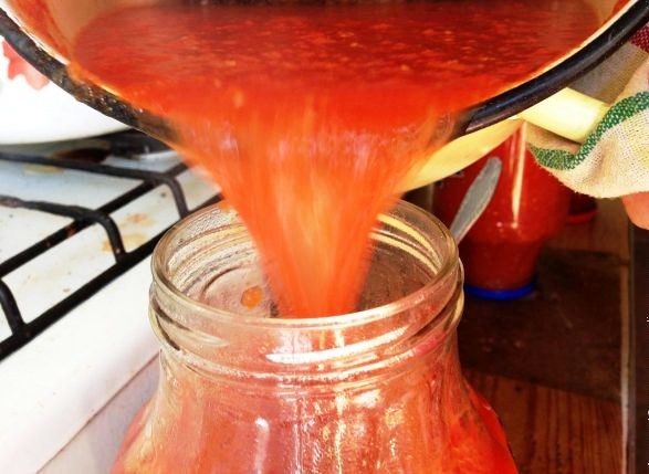 Jugo de tomate para el invierno
