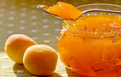 Mermelada de albaricoques con cuñas para el invierno - receta fotográfica