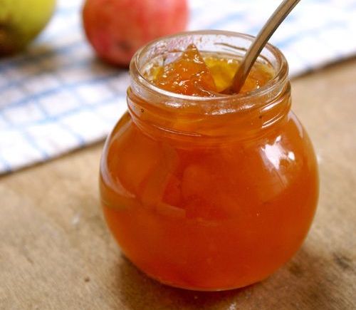 Mermelada inusual de manzanas y leche condensada