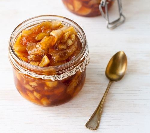 Mermelada de manzana con almendras y albaricoques secos en un multivariante