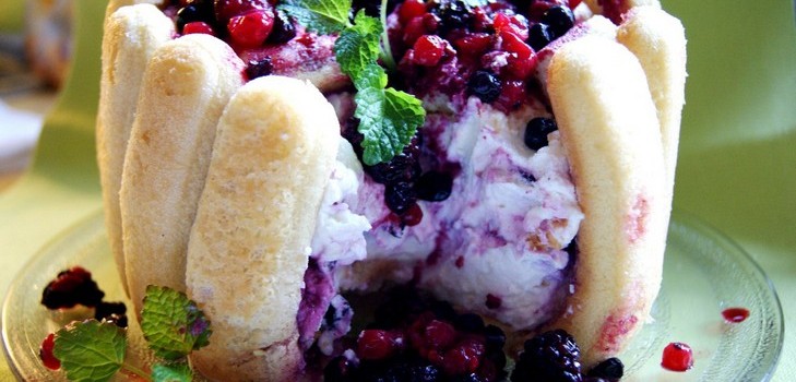 Postres vegetarianos en la mesa festiva