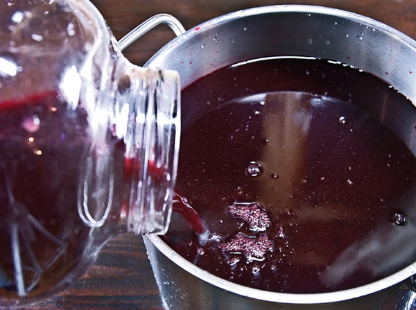 Vino casero de chokeberry