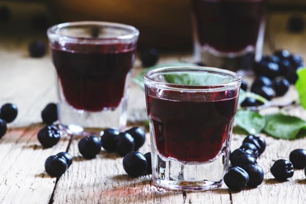 Vino casero de chokeberry
