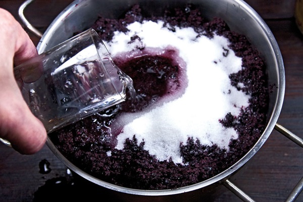 Vino casero de chokeberry