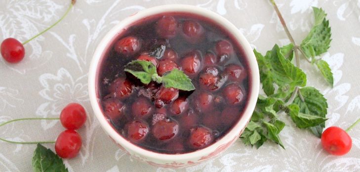 Mermelada de cerezas con menta en el multivark