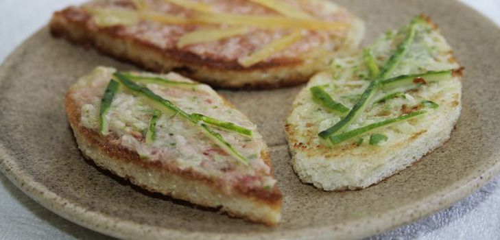 Deliciosos sándwiches en la mesa festiva