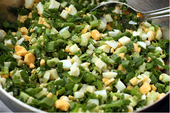 relleno de cebollas verdes y huevos 