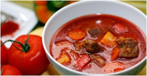 gulash con tomates