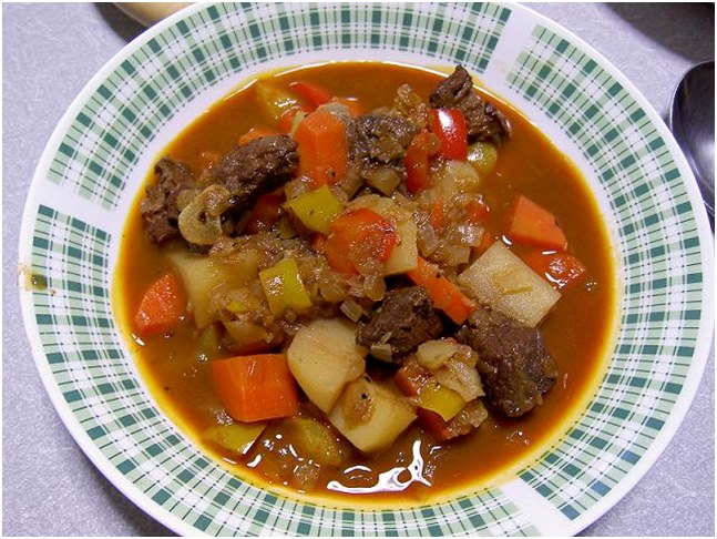 gulash en un plato