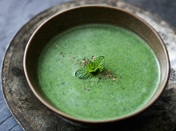Deliciosa sopa de ortiga jugosa
