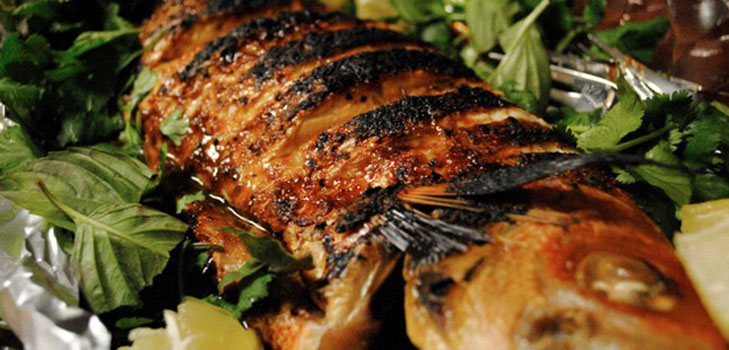 Pescado al horno en el horno debajo de la salsa tierna