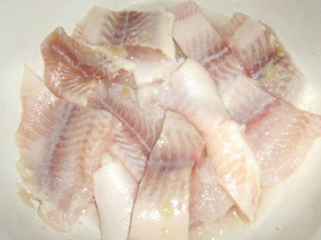 Pescado al horno en el horno debajo de la salsa tierna