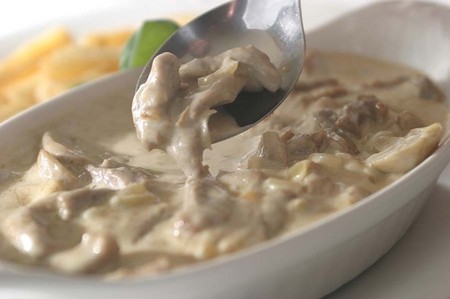 Champiñones blancos fritos en diferentes platos